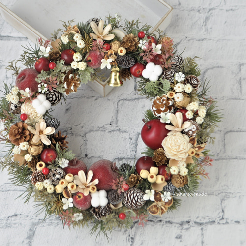cr9 直径およそ31㎝ 赤林檎と白い花のリース クリスマス：冬リース