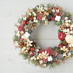 cr9 直径およそ31㎝　赤林檎と白い花のリース　クリスマス：冬リース　ベル　りんご　赤　木の実　白　 2枚目の画像