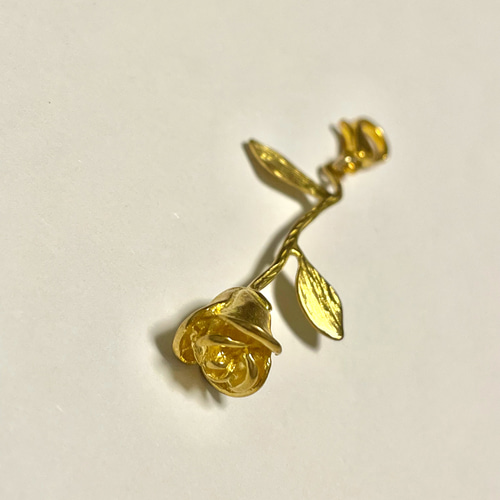 金色の一輪の薔薇のチャーム その他アクセサリー LoLo 通販