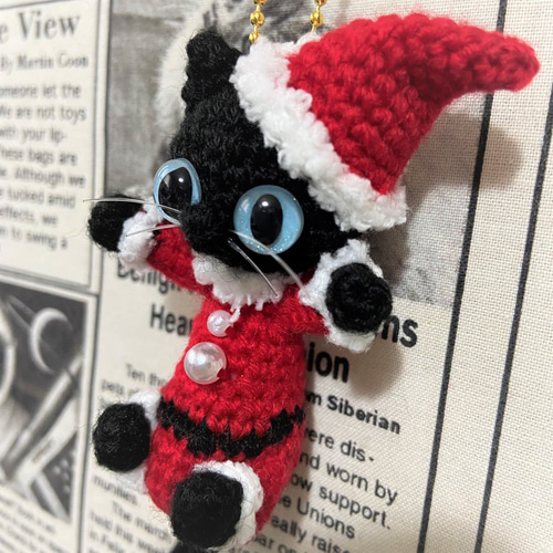 サンタ服のび～黒猫あみぐるみ＊ボールチェーン【クリスマス】☆受注製