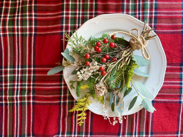 ｟再々販｠クリスマスのインテリアに！サンキライと針葉樹のドライフラワーミニスワッグブーケ 5枚目の画像