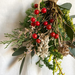 ｟再々販｠クリスマスのインテリアに！サンキライと針葉樹のドライフラワーミニスワッグブーケ 8枚目の画像