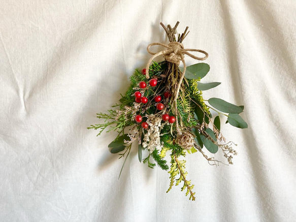｟再々販｠クリスマスのインテリアに！サンキライと針葉樹のドライフラワーミニスワッグブーケ 1枚目の画像