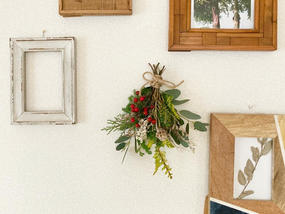 ｟再々販｠クリスマスのインテリアに！サンキライと針葉樹のドライフラワーミニスワッグブーケ 4枚目の画像
