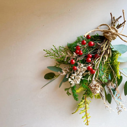 ｟再々販｠クリスマスのインテリアに！サンキライと針葉樹のドライフラワーミニスワッグブーケ 3枚目の画像