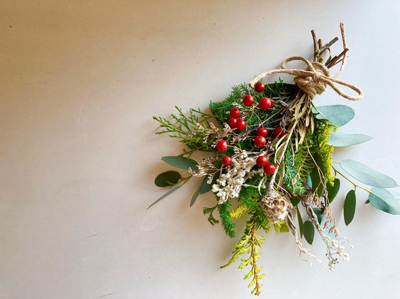 ｟再々販｠クリスマスのインテリアに！サンキライと針葉樹のドライフラワーミニスワッグブーケ 3枚目の画像
