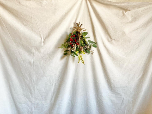｟再々販｠クリスマスのインテリアに！サンキライと針葉樹のドライフラワーミニスワッグブーケ 7枚目の画像