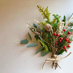 ｟再々販｠クリスマスのインテリアに！サンキライと針葉樹のドライフラワーミニスワッグブーケ 2枚目の画像