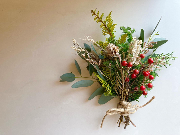 ｟再々販｠クリスマスのインテリアに！サンキライと針葉樹のドライフラワーミニスワッグブーケ 2枚目の画像