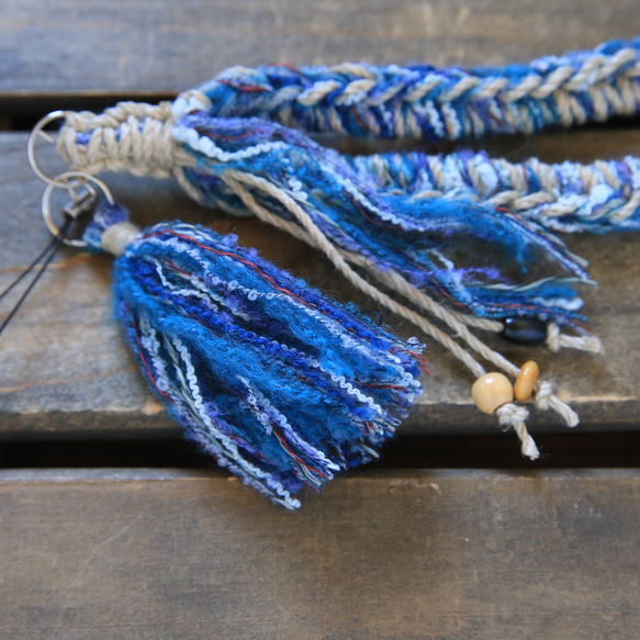 【残り1点で終了】手紡ぎニットの麻紐ヘンプハンドストラップ-ブルー 4枚目の画像