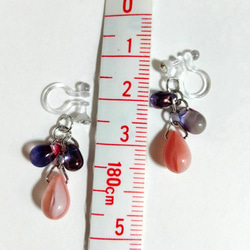 ３色ビーズのイヤリング（ノンホール樹脂）紫ピンク系 2枚目の画像