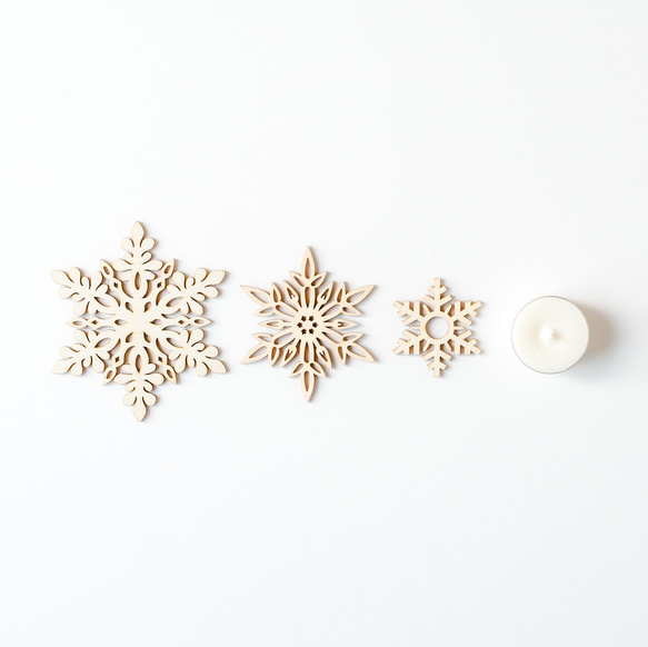 雪の結晶 木製オーナメント8点セットとティーライトキャンドル1個付き 冬のインテリア クリスマス 3枚目の画像
