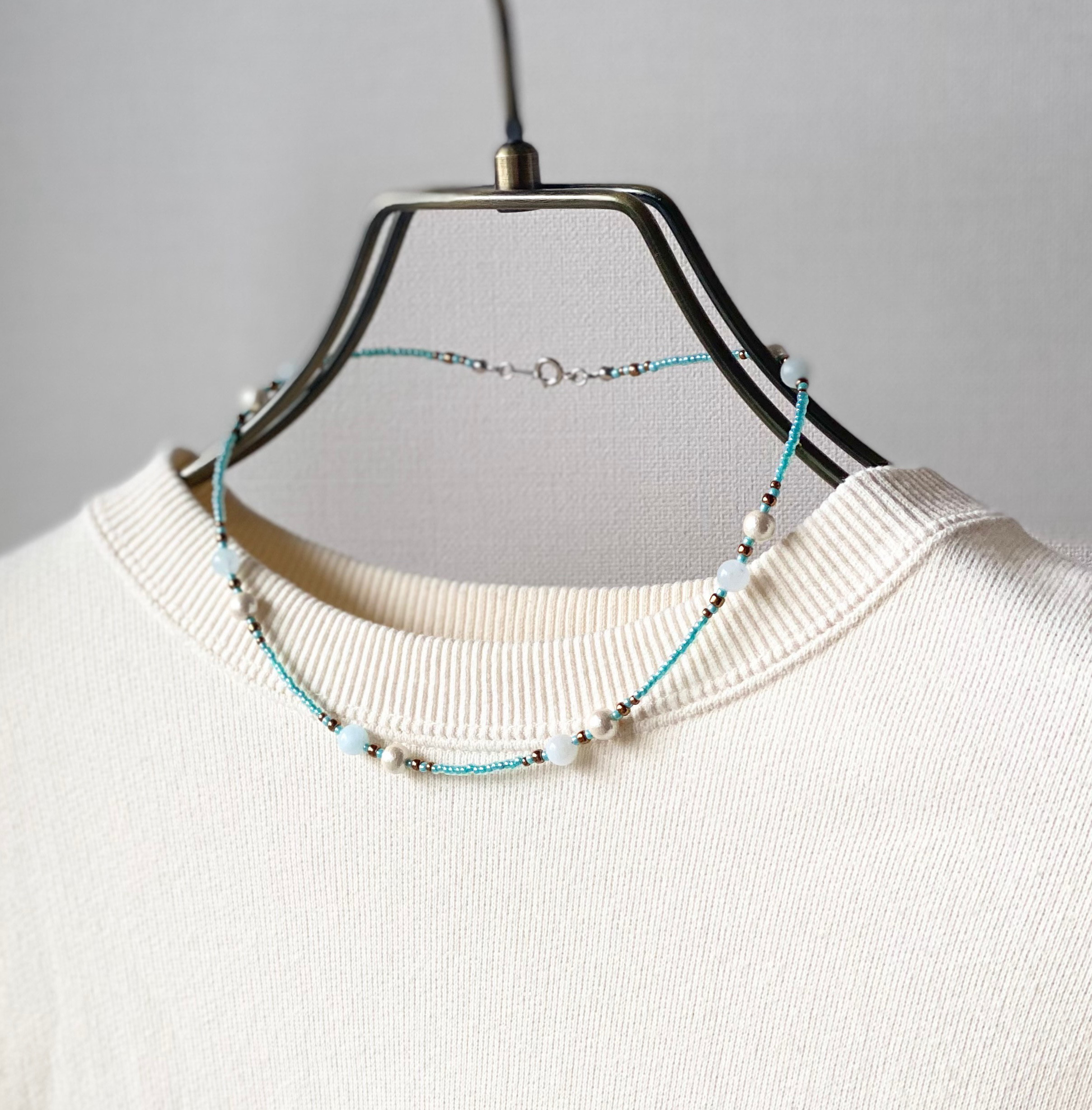 アクアマリンとコットンパール　グリーンビーズのショートネックレス　“ double moon “