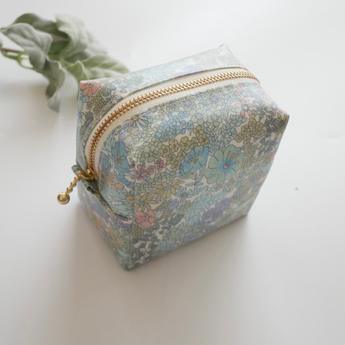 ラミネートのスクエアポーチミニ＊マーガレットアニー ポーチ She