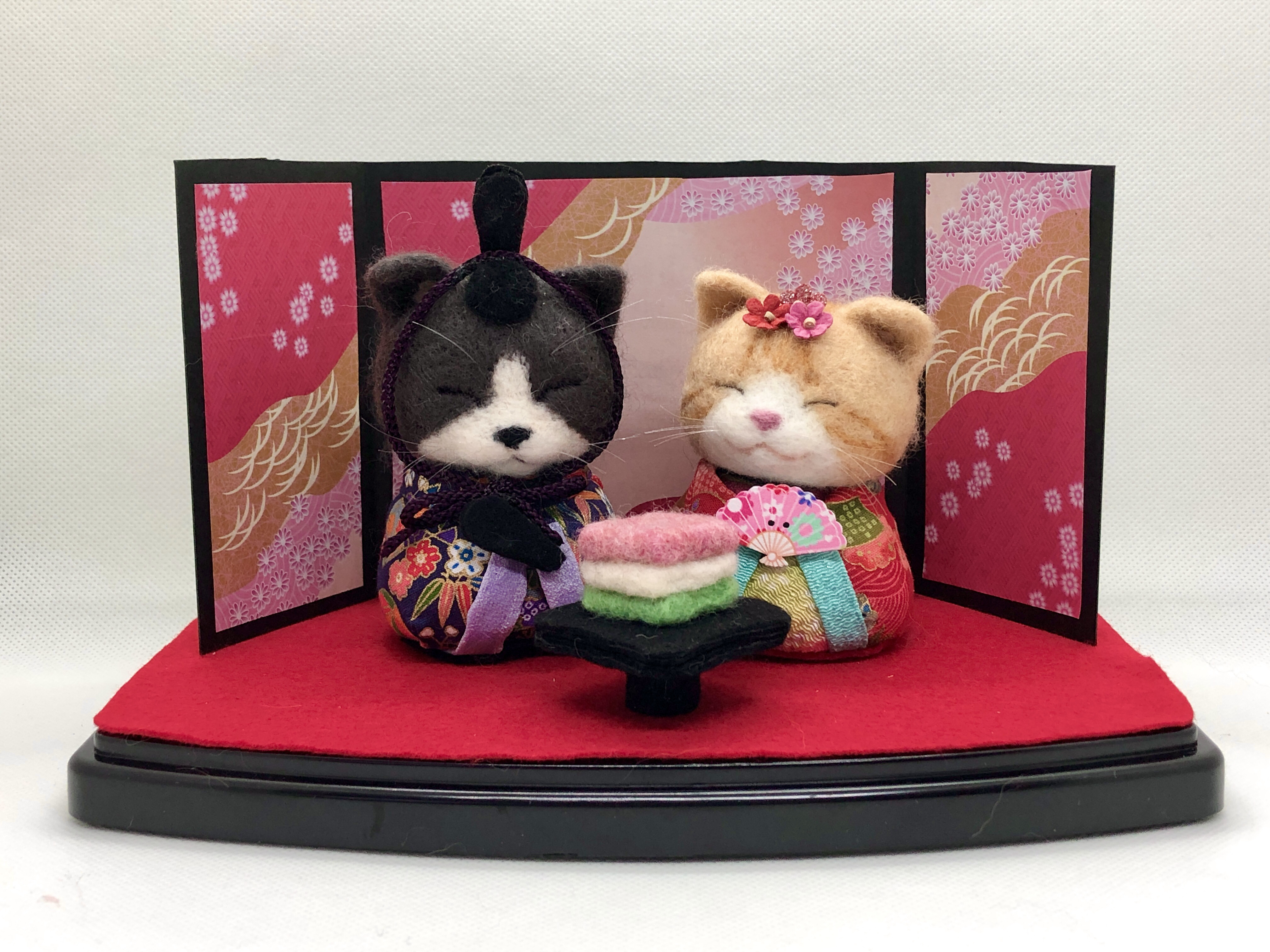 三毛と白黒猫の羊毛フェルトお雛様