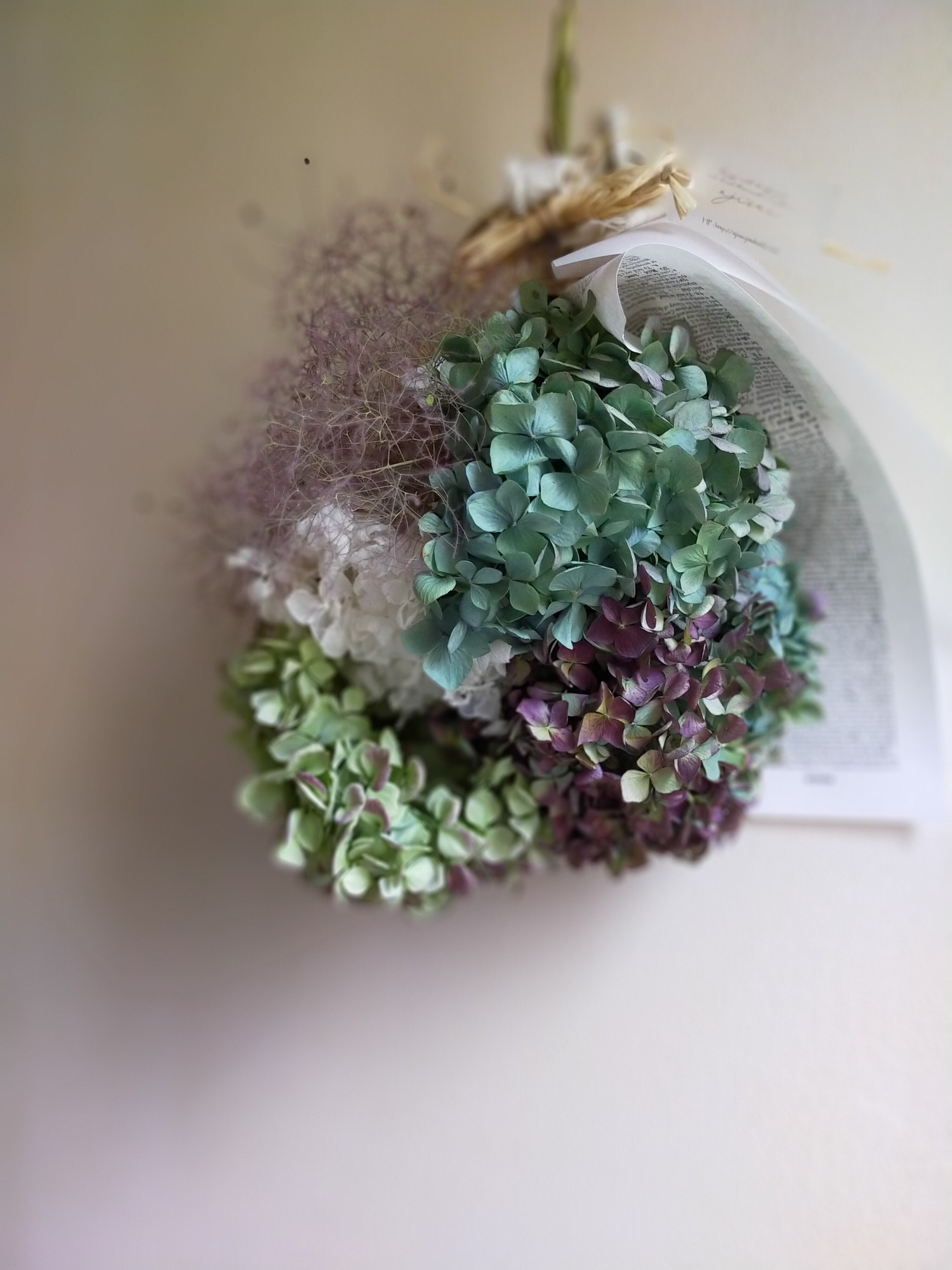 ハルスモークツリーと白い紫陽花とパンパスグラスのドライフラワースワッグ スモークツリーと紫陽花のドライフラワースワッグ ドライ