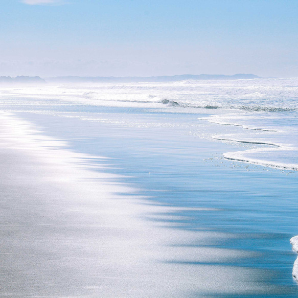 静寂のモーニングビーチ - 穏やかな海の調べをあなたの空間に。心安らぐブルートーンの海辺ポスター 5枚目の画像