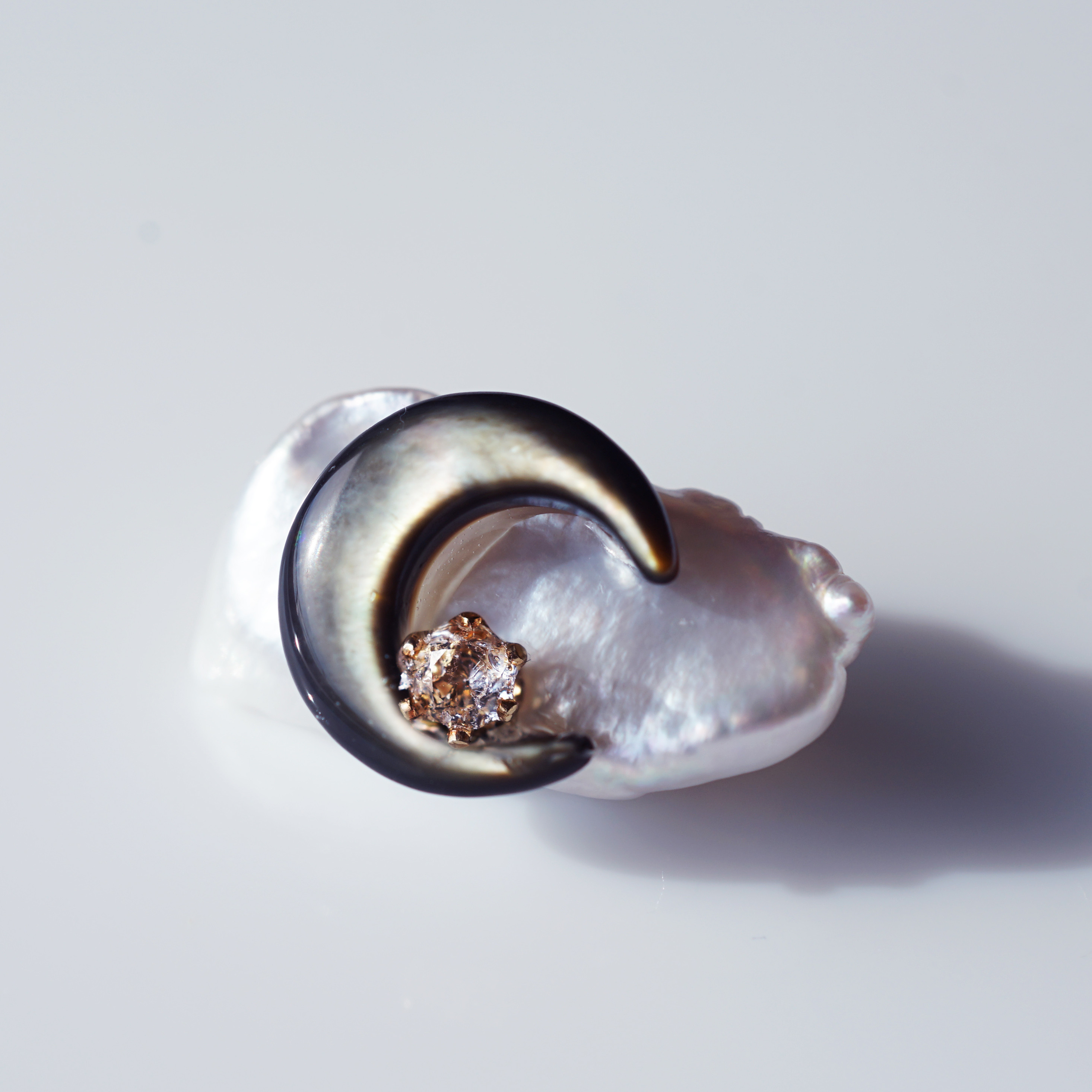 真珠の雲、黒蝶貝の月、宝石の星による夜空のブローチ　～朧月（おぼろづき）