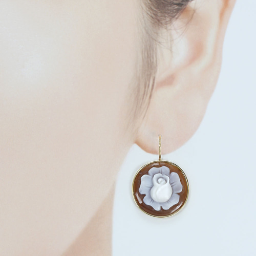 18金 フック ピアス シェルカメオ 手彫り お花 大ぶり 82211-180