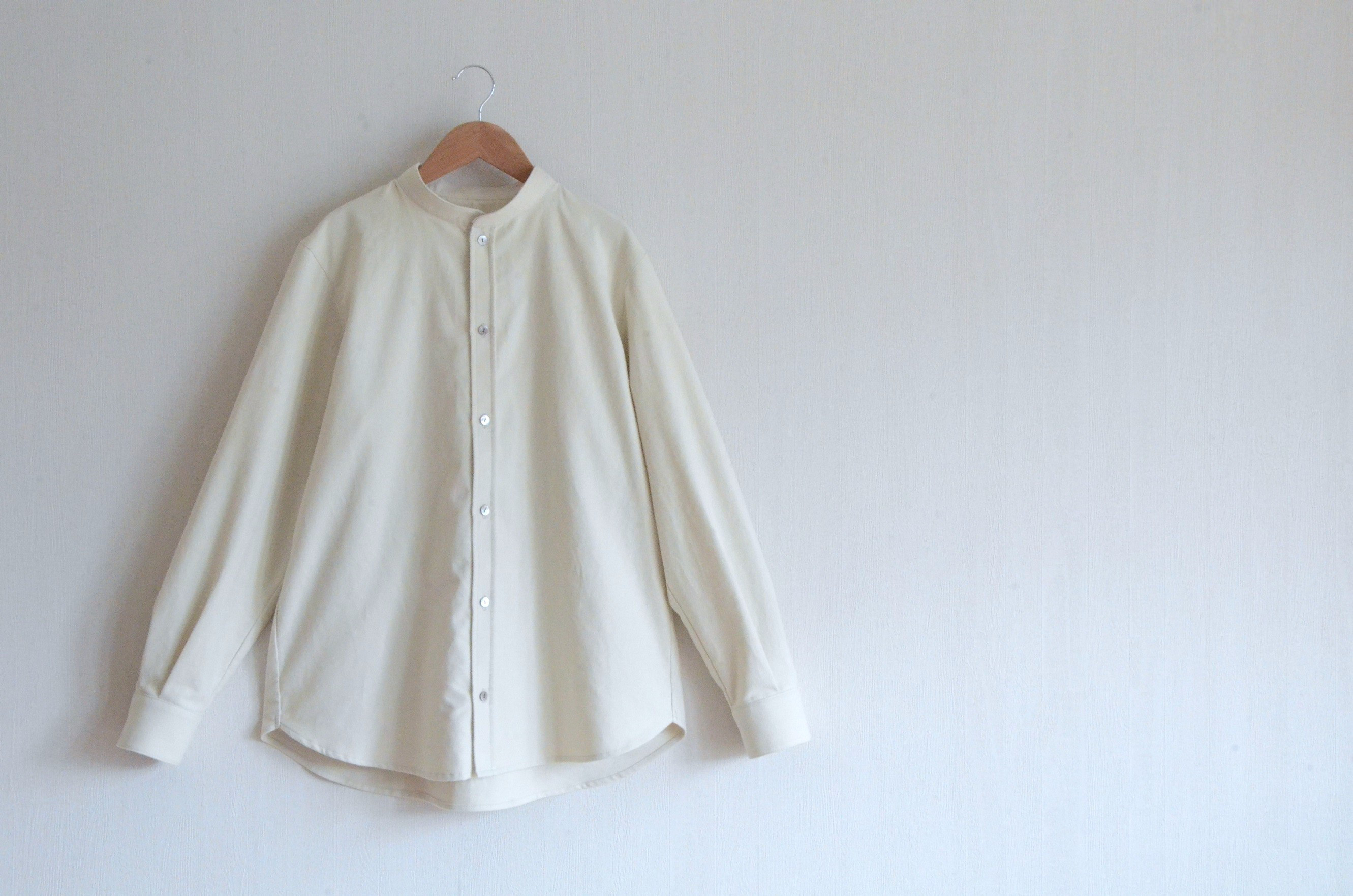 コットンスエードのスタンドカラーシャツ　ユニセックス　アイボリー
