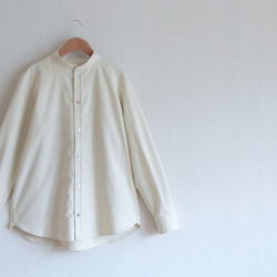 リネン100％ スタンドカラーの白ブラウス クリームパールボタン