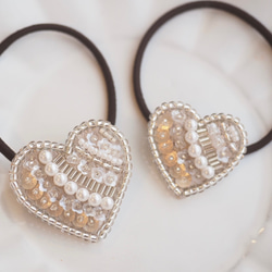 大人可愛い♡ ハート型　ビーズ刺繍　ヘアゴム　 親子でお揃い♪リンクコーデ　大小2個セット　スワロフスキーパール使用⭐︎ 1枚目の画像