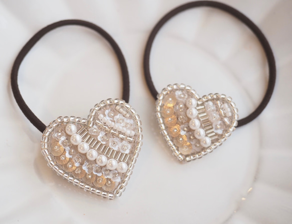 大人可愛い♡ ハート型　ビーズ刺繍　ヘアゴム　 親子でお揃い♪リンクコーデ　大小2個セット　スワロフスキーパール使用⭐︎ 1枚目の画像