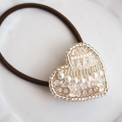 大人可愛い♡ ハート型　ビーズ刺繍　ヘアゴム　 親子でお揃い♪リンクコーデ　大小2個セット　スワロフスキーパール使用⭐︎ 3枚目の画像