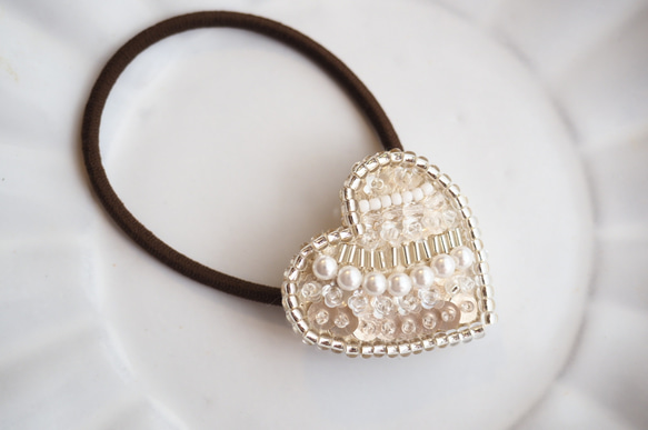 大人可愛い♡ ハート型　ビーズ刺繍　ヘアゴム　 親子でお揃い♪リンクコーデ　大小2個セット　スワロフスキーパール使用⭐︎ 3枚目の画像