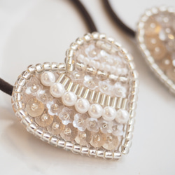 大人可愛い♡ ハート型　ビーズ刺繍　ヘアゴム　 親子でお揃い♪リンクコーデ　大小2個セット　スワロフスキーパール使用⭐︎ 2枚目の画像