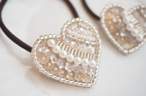 大人可愛い♡ ハート型　ビーズ刺繍　ヘアゴム　 親子でお揃い♪リンクコーデ　大小2個セット　スワロフスキーパール使用⭐︎ 2枚目の画像