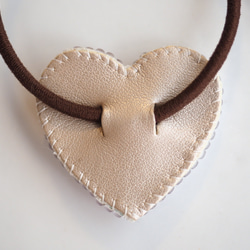 大人可愛い♡ ハート型　ビーズ刺繍　ヘアゴム　 親子でお揃い♪リンクコーデ　大小2個セット　スワロフスキーパール使用⭐︎ 6枚目の画像