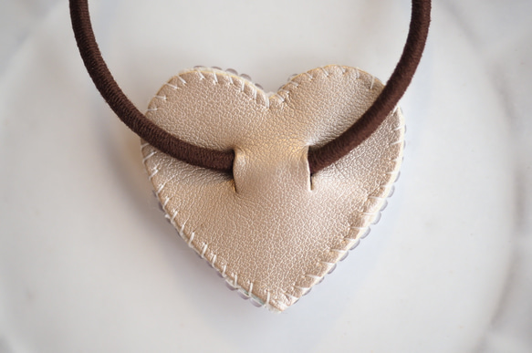 大人可愛い♡ ハート型　ビーズ刺繍　ヘアゴム　 親子でお揃い♪リンクコーデ　大小2個セット　スワロフスキーパール使用⭐︎ 6枚目の画像