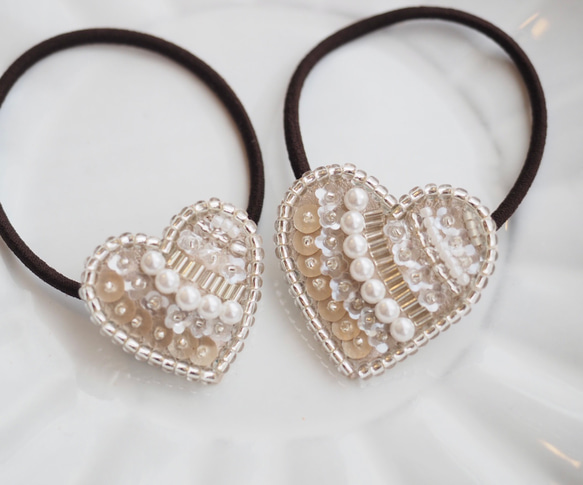 大人可愛い♡ ハート型　ビーズ刺繍　ヘアゴム　 親子でお揃い♪リンクコーデ　大小2個セット　スワロフスキーパール使用⭐︎ 4枚目の画像
