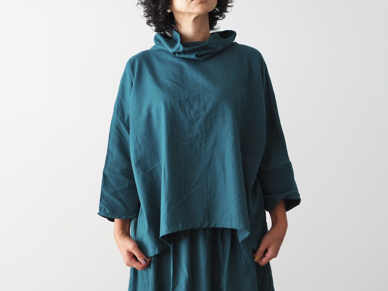 ふわっと起毛コットン/ハイネック、ポンチョ風トップス/ピーコックグリーン