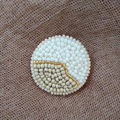 ベージュ系 バイカラー まぁるい♡ビーズ刺繍ブローチ ブローチ