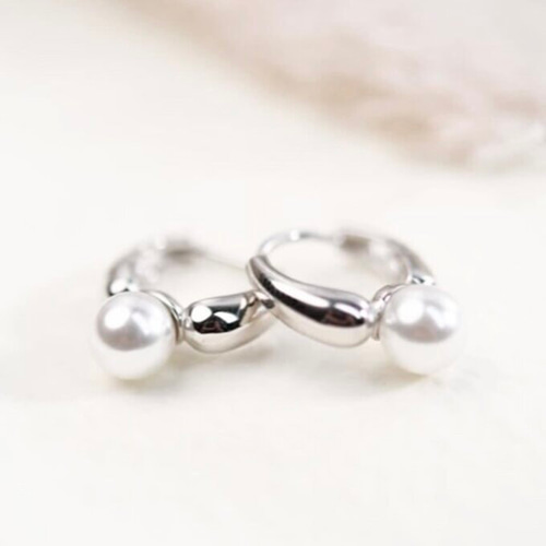 カジャビジュー　ツイストフープピアス　パール付き　スモール カジャビジュー ツイストフープピアス パール付き スモール 2025