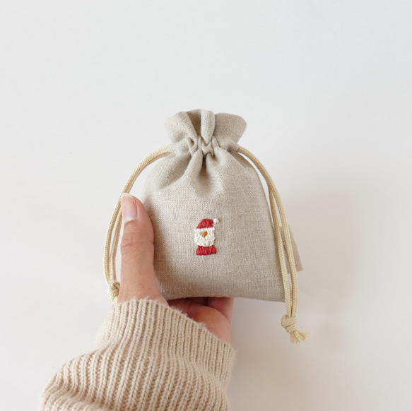 《名入れ》サンタさん＊リネンの手刺繍巾着ポーチ 8枚目の画像