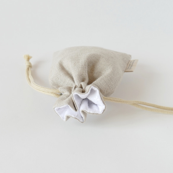 《名入れ》サンタさん＊リネンの手刺繍巾着ポーチ 7枚目の画像