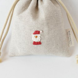 《名入れ》サンタさん＊リネンの手刺繍巾着ポーチ 3枚目の画像