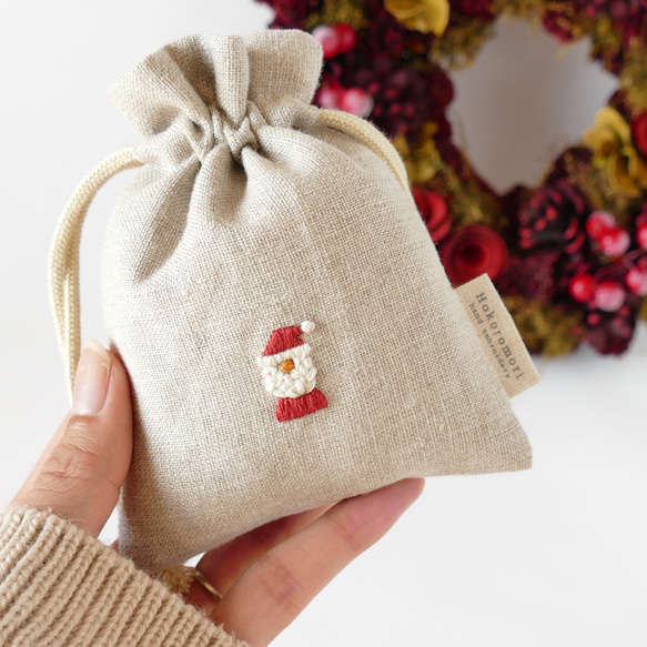 《名入れ》サンタさん＊リネンの手刺繍巾着ポーチ 1枚目の画像