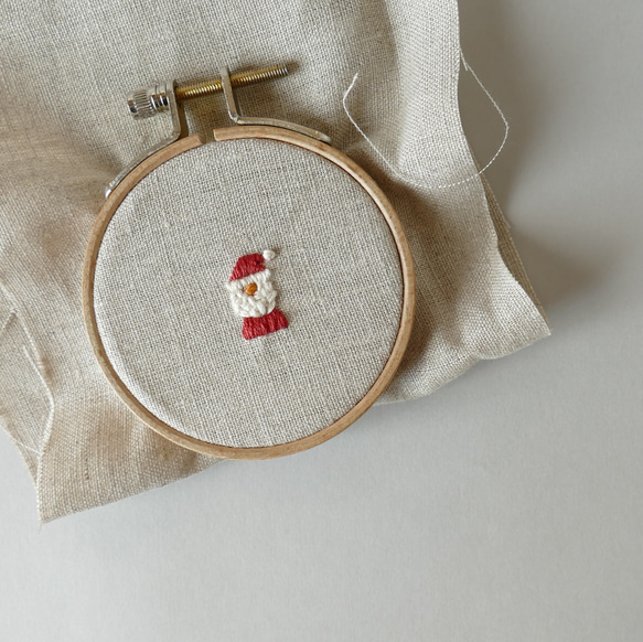 《名入れ》サンタさん＊リネンの手刺繍巾着ポーチ 10枚目の画像