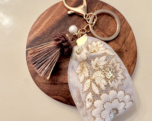 ホワイトゴールド インド刺繍リボンチャーム キーホルダー ビジュー