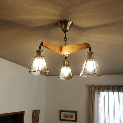 昭和レトロ　シーリングライト　ペンダントライト　シャンデリア 3灯式 照明 アンティーク調の小振りのシャンデリア風三灯ライト シーリングライト