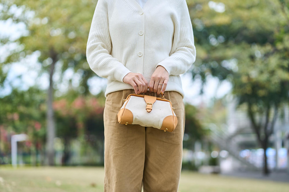 “帆布與皮革的結合”大受歡迎！扁平型金屬扣包 Handmade shoulder bag 2WAY 中型包 第6張的照片