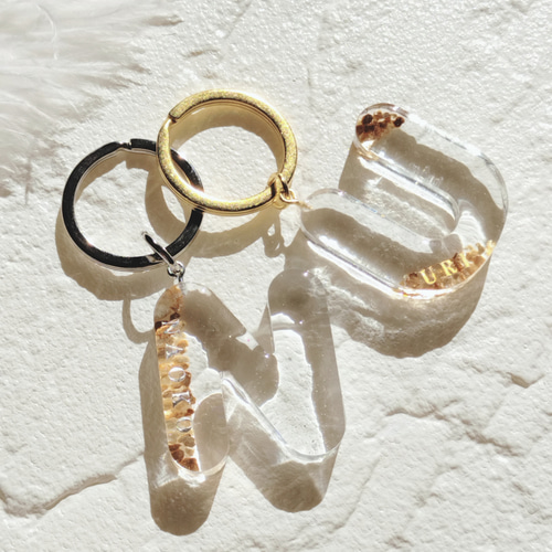 名前入り】大人のイニシャルキーホルダー☆名入れレジンキーリング