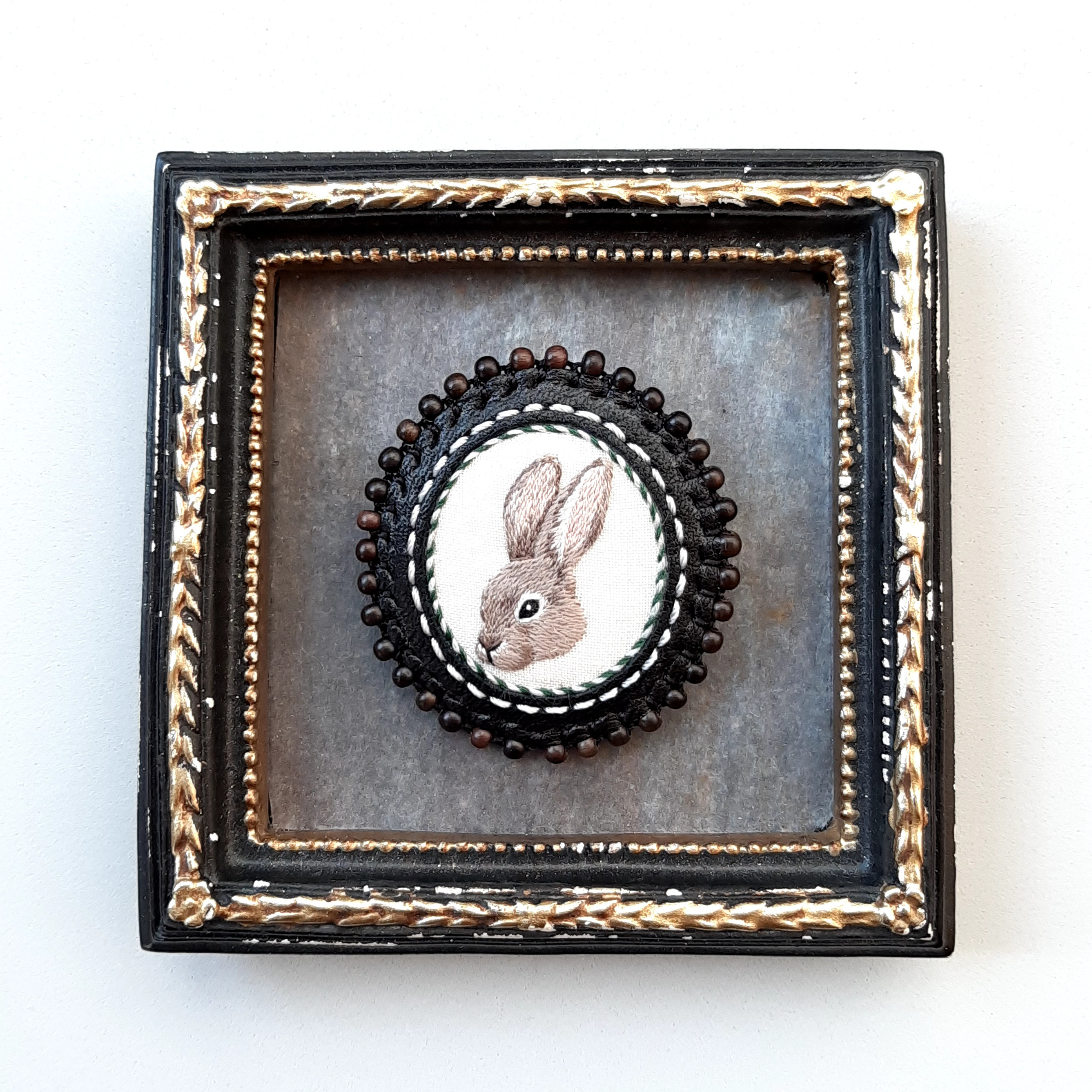 [museum]―rabbit／刺繍ブローチ ☆受注制作