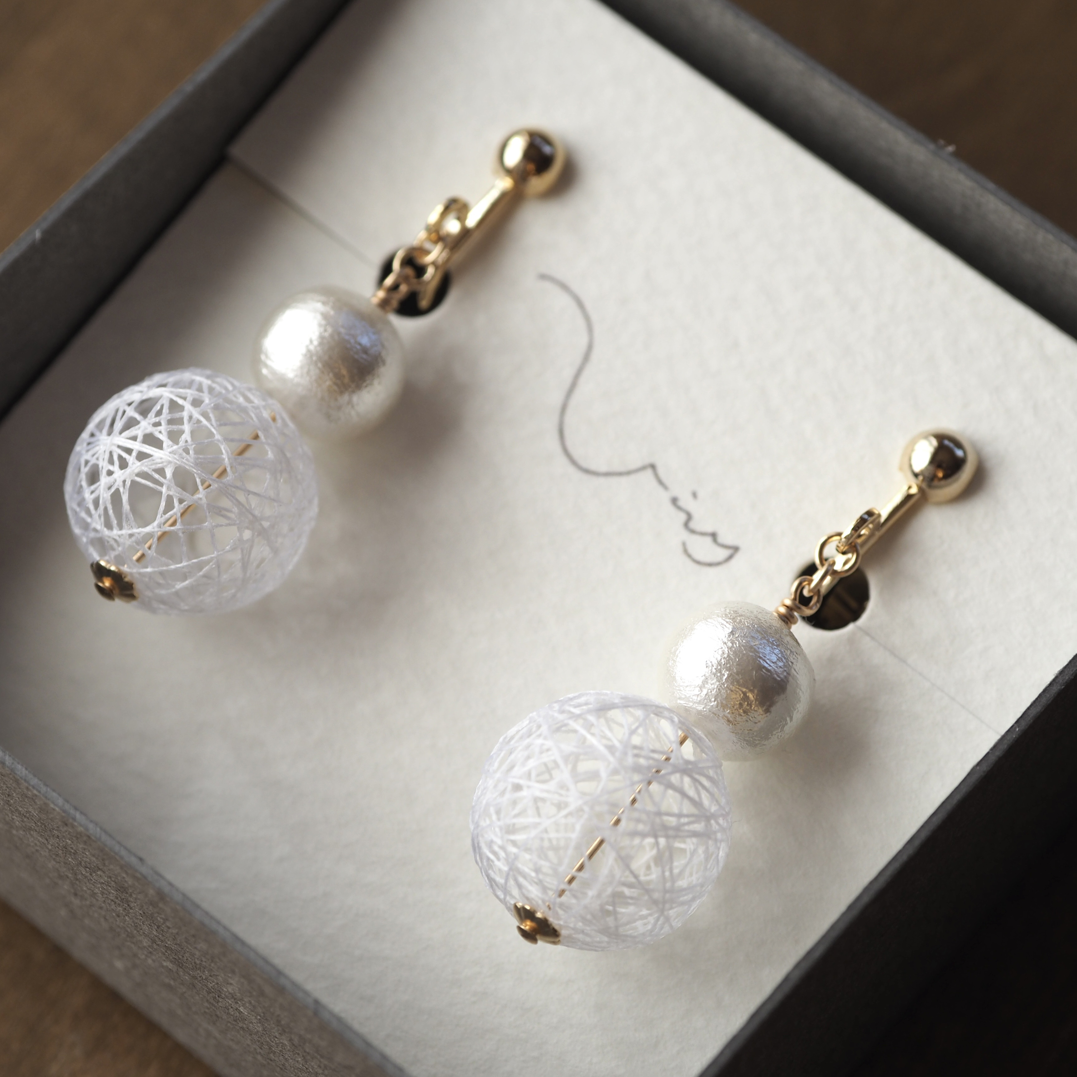 ひらり・糸玉　雪だるまイヤリング　ホワイト [ノンホールOK]