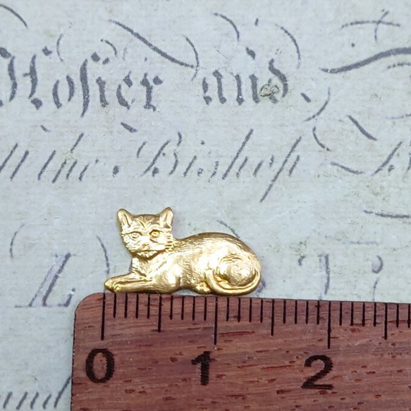 BEHOLD− 猫 左向き カン無し 2個 真鍮製 ネコ アメリカ製 スタンピング ヴィンテージ風 4枚目の画像