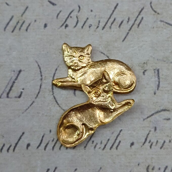 BEHOLD− 猫 左向き カン無し 2個 真鍮製 ネコ アメリカ製 スタンピング ヴィンテージ風 3枚目の画像